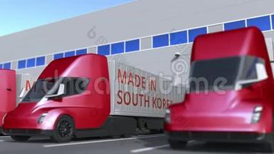 现代半挂车卡车与韩国制造的文字正在加载或卸载在仓库。 韩国商业
